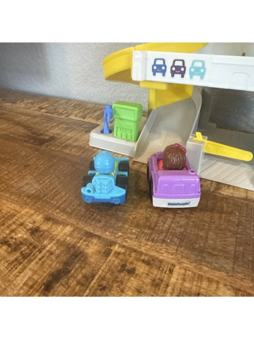 Fisher Price Little People Wheelies Helpful Neighbor's Playset Garage Ramp Lot